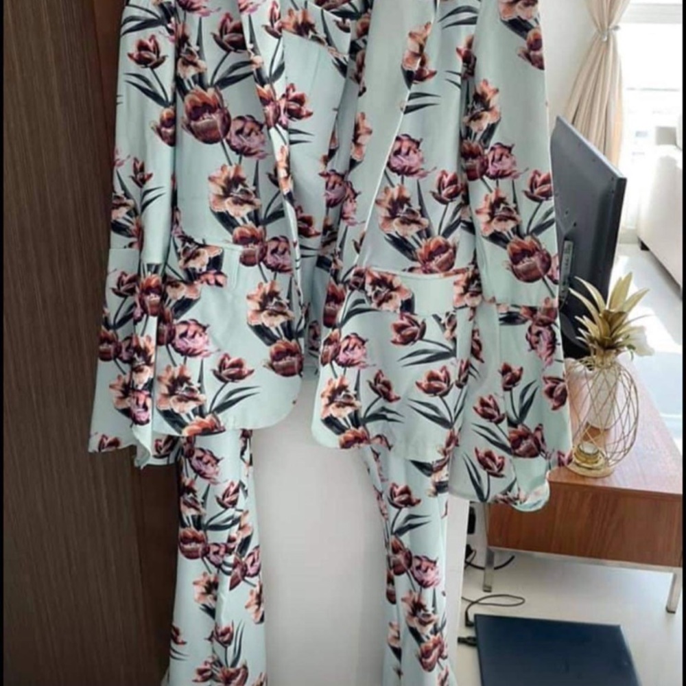 Misguided Blazer- pant. Blazer is Medium and Pant is Small can fit to size - 30. - Picture 3 of 4